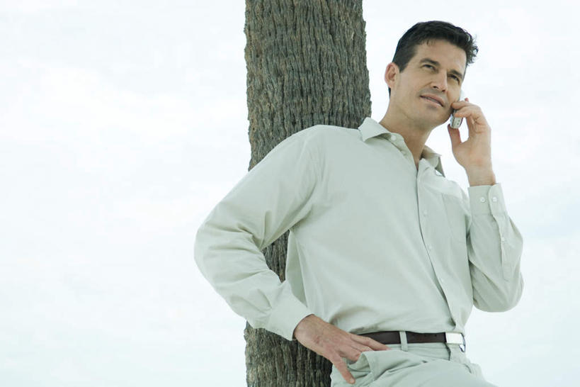 西方人,一个人,站,笑,打电话,微笑,露齿笑,横图,室外,白天,仰视,衬衫,植物,电话,手机,欧洲,欧洲人,仅一个男性,仅一个人,握,拿,听,拿着,注视,通讯设备,手叉腰,树,树木,仅一个年轻男性,蓝色,绿色,蓝天,天空,自然,天,叉腰,低头,看,倚靠,站着,握着,生长,成长,一部,交流,男人,男性,年轻男性,白种人,沟通,通话,站立,半身,彩图,低角度拍摄,衬衣