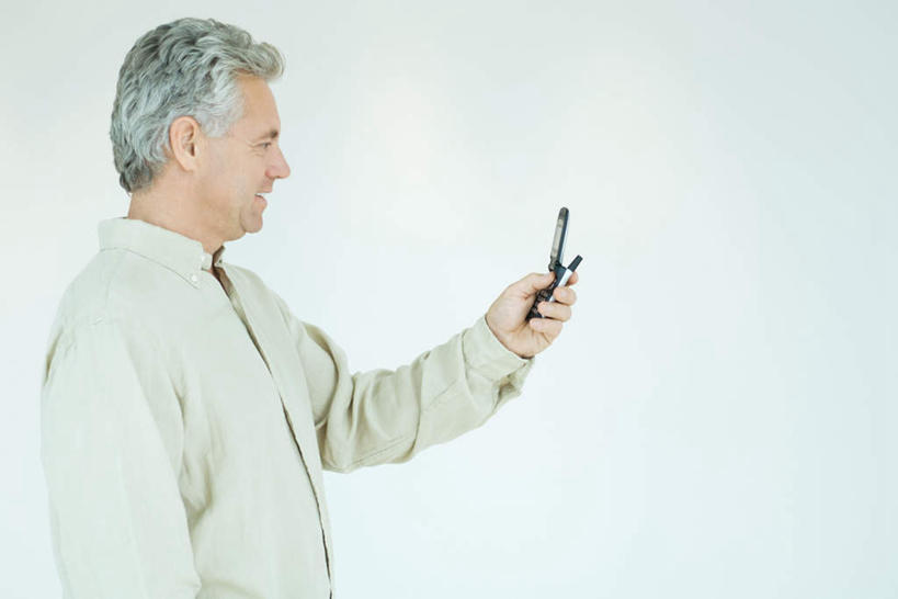 西方人,头发,一个人,站,打电话,横图,室内,白天,白色背景,侧面,电话,手机,欧洲,欧洲人,仅一个男性,仅一个人,敲打,注视,休闲装,输入,通讯设备,白色,打字,低头,看,站着,仅一个老年男性,休闲,休闲服,摄影,影棚,点击,敲击,一部,交流,按键,老年男性,男人,男性,白种人,沟通,通话,站立,半身,彩图,影棚拍摄,拍摄