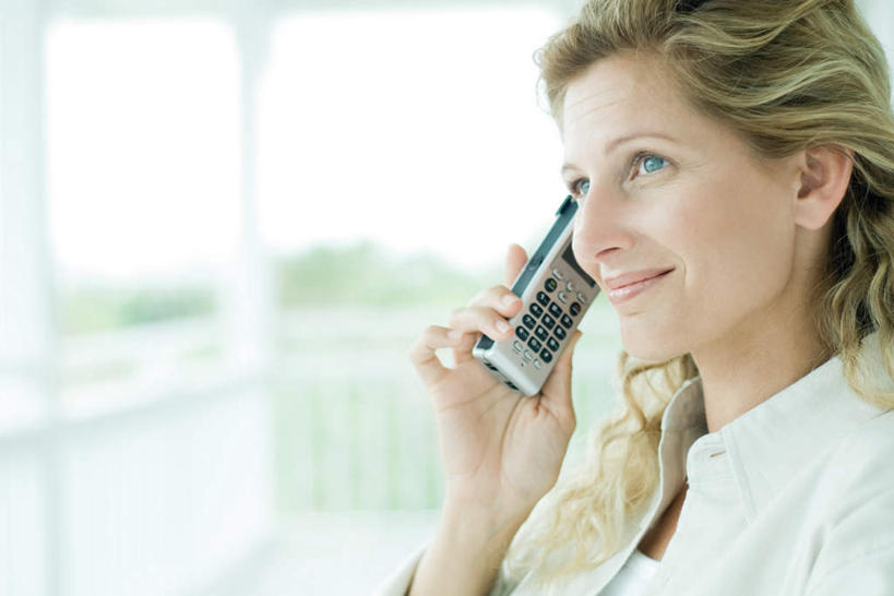 西方人,脸,头,脸颊,头发,一个人,站,笑,打电话,微笑,横图,室内,特写,白天,正面,植物,电话,手机,欧洲,欧洲人,仅一个年轻女性,仅一个女性,仅一个人,握,朦胧,模糊,瓷砖,地砖,墙,地面,拿,听,拿着,注视,休闲装,通讯设备,肩膀,墙壁,墙面,树,树木,黄色,绿色,天空,自然,天,看,站着,休闲,休闲服,握着,生长,成长,一部,交流,年轻女性,女人,女性,白种人,头部,脸部,脸蛋,面部,沟通,通话,站立,半身,彩图