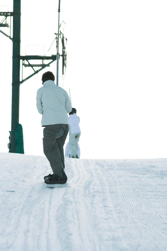 西方人,两个人,伙伴,朋友,站,竖图,室外,白天,仰视,锻炼,旅游,度假,友谊,运动,雪,大雪,帽子,欧洲,欧洲人,撑,滑雪,电线杆,积雪,雪景,冬天,娱乐,天空,天,站着,享受,休闲,放松,羽绒服,滑雪板,撑着,户外运动,友情,男人,男性,年轻男性,白种人,站立,彩图,低角度拍摄,全身,健身