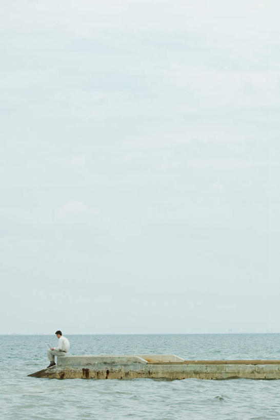 西方人,一个人,坐,竖图,室外,白天,侧面,海浪,海洋,欧洲,欧洲人,仅一个男性,仅一个人,浪花,水平线,辽阔,地面,海平线,注视,仅一个年轻男性,蓝色,蓝天,天空,海水,天,看,广阔,一望无际,海景,无边无际,一马平川,男人,男性,年轻男性,白种人,大海,风浪,海,海水的波动,近岸浪,涌浪,坐着,彩图,全身,水天相接,水天一线