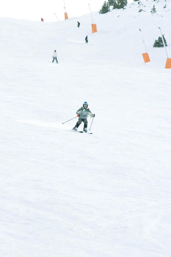 西方人,伙伴,朋友,站,竖图,俯视,室外,白天,锻炼,旅游,度假,游戏,友谊,运动,雪,植物,大雪,帽子,欧洲,欧洲人,五个人,撑,滑雪,积雪,雪景,冬天,玩,娱乐,树,树木,黄色,绿色,自然,安全帽,站着,享受,休闲,放松,生长,成长,滑雪板,撑着,户外运动,友情,男人,男性,年轻男性,年轻女性,女人,女性,白种人,玩耍,嬉戏,站立,彩图,高角度拍摄,全身,健身