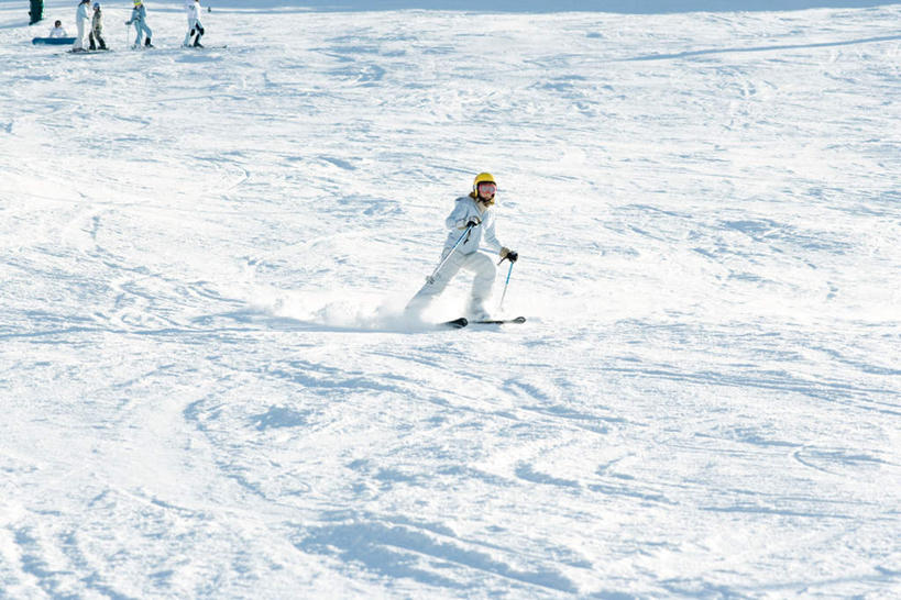 西方人,伙伴,朋友,站,横图,俯视,室外,白天,锻炼,旅游,度假,游戏,友谊,运动,雪,大雪,帽子,欧洲,欧洲人,五个人,撑,滑雪,积雪,雪景,冬天,玩,娱乐,黄色,安全帽,站着,享受,休闲,放松,滑雪板,撑着,户外运动,友情,男人,男性,年轻男性,年轻女性,女人,女性,白种人,玩耍,嬉戏,站立,彩图,高角度拍摄,全身,健身