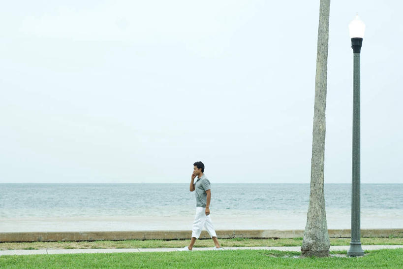 西方人,一个人,站,走,打电话,横图,室外,白天,侧面,草地,草坪,海浪,海洋,植物,路灯,电话,手机,欧洲,欧洲人,仅一个男性,仅一个人,握,浪花,水平线,辽阔,灯光,海平线,拿,听,拿着,休闲装,通讯设备,灯,草,树,树木,仅一个年轻男性,蓝色,绿色,蓝天,天空,自然,海水,天,站着,休闲,广阔,休闲服,握着,生长,成长,一望无际,照明设备,海景,一部,无边无际,一马平川,交流,男人,男性,年轻男性,白种人,大海,风浪,海,海水的波动,近岸浪,涌浪,步行,沟通,通话,站立,走路,彩图,全身,水天相接,水天一线