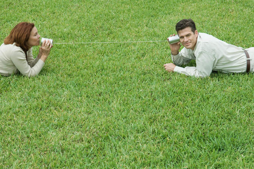 西方人,两个人,夫妻,说,横图,俯视,室外,白天,爱情,草地,草坪,植物,欧洲,欧洲人,撑,握,浪漫,拿,听,拿着,注视,休闲装,喇叭,草,一个,绿色,话筒,看,趴着,转头,休闲,休闲服,恩爱,握着,恋人,单个,撑着,传声筒,交流,男人,男性,女人,女性,中年男性,中年女性,白种人,情侣,沟通,讲话,交谈,趴,说话,谈话,半身,彩图,高角度拍摄,伴侣