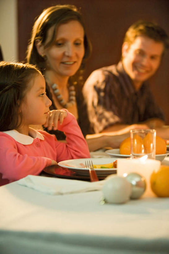 西方人,儿童,三个人,家庭,夫妻,母亲,父亲,女儿,餐厅,坐,竖图,室内,白天,侧面,爱情,烹饪,西餐,纯洁,餐桌,桌子,蜡烛,欧洲,欧洲人,一排,撑,朦胧,模糊,整齐,火焰,烛光,料理,食品,浪漫,燃烧,托腮,注视,菜肴,美食,食物,排列,小孩,点燃,看,托,转头,温暖,温馨,父女,母女,三口之家,一家人,恩爱,父爱,可爱,母爱,童年,童趣,西式,恋人,佳肴,餐台,和睦,撑着,队列,托下巴,童真,烂漫,无邪,天真,男人,男性,年轻男性,年轻女性,女孩,女人,女性,白种人,孩子,年轻人,夫妇,情侣,坐着,半身,彩图,餐馆,饭店,饭馆,伴侣,融洽,女生