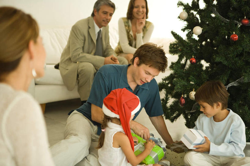 西方人,儿童,家庭,夫妻,坐,笑,微笑,露齿笑,横图,俯视,室内,白天,爱情,纯洁,植物,沙发,礼盒,礼物,欧洲,圣诞节,欧洲人,许多,握,节日,庆祝,纸盒,圣诞树,许多人,一颗,浪漫,拿,拿着,文化,盒子,树,树木,小孩,绿色,自然,包装盒,礼品盒,打开,低头,一群人,庆典,温暖,温馨,一家人,恩爱,可爱,童年,童趣,握着,恋人,礼品,生长,成长,纪念,和睦,布艺沙发,童真,烂漫,无邪,天真,男孩,男人,男性,年轻男性,年轻女性,女孩,女人,女性,白种人,情侣,坐着,半身,彩图,高角度拍摄,伴侣,融洽,男生,女生