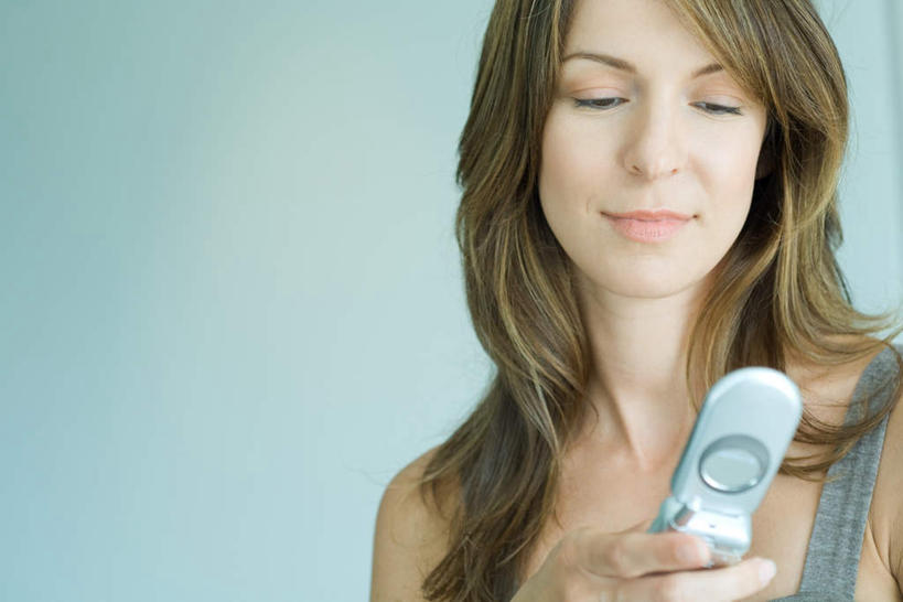 西方人,脸,头,脸颊,头发,一个人,站,笑,打电话,微笑,横图,室内,特写,白天,正面,电话,手机,欧洲,欧洲人,仅一个年轻女性,仅一个女性,仅一个人,敲打,蓝色背景,注视,休闲装,输入,通讯设备,肩膀,黄色,打字,低头,看,站着,休闲,休闲服,摄影,影棚,点击,敲击,一部,交流,按键,年轻女性,女人,女性,白种人,头部,脸部,脸蛋,面部,沟通,通话,站立,半身,彩图,影棚拍摄,拍摄