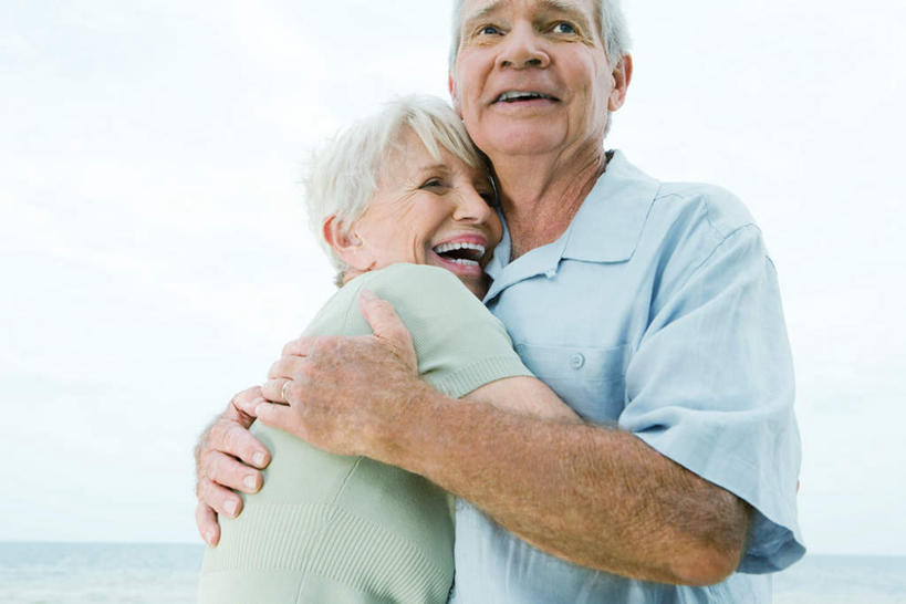 西方人,两个人,夫妻,站,抱,摸,横图,室外,白天,仰视,爱情,海浪,海洋,欧洲,欧洲人,浪花,水平线,辽阔,海平线,浪漫,注视,休闲装,蓝色,蓝天,天空,海水,天,看,站着,张嘴,休闲,广阔,休闲服,恩爱,恋人,抱着,一望无际,搂着,关注,张大嘴巴,海景,无边无际,一马平川,老年男性,老年女性,男人,男性,女人,女性,白种人,情侣,大海,风浪,海,海水的波动,近岸浪,涌浪,张开嘴,触摸,怀抱,接触,搂,搂抱,抬头,相抱,仰头,拥抱,站立,半身,彩图,低角度拍摄,伴侣,水天相接,水天一线