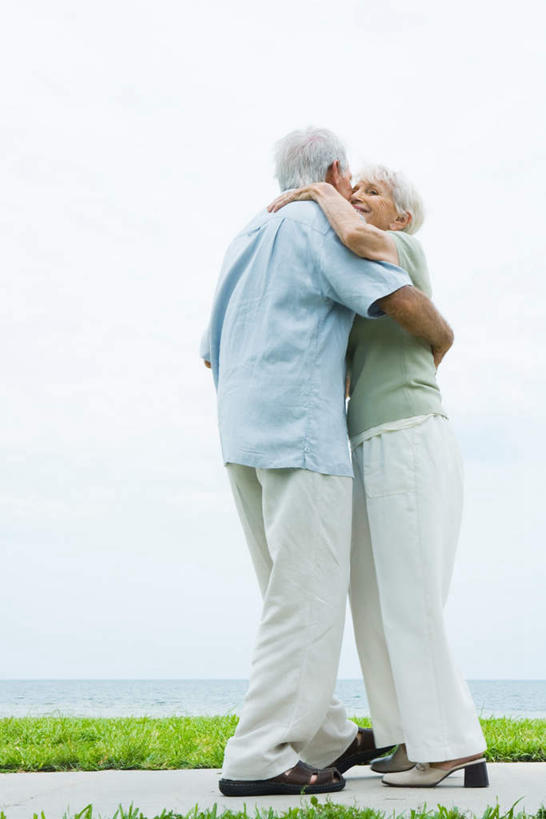 西方人,两个人,夫妻,站,抱,摸,吻,竖图,室外,白天,仰视,爱情,草地,草坪,海浪,海洋,植物,欧洲,欧洲人,抚摸,浪花,水平线,辽阔,海平线,浪漫,注视,休闲装,草,蓝色,绿色,蓝天,天空,海水,天,看,站着,休闲,广阔,休闲服,恩爱,恋人,抱着,一望无际,搂着,海景,无边无际,一马平川,老年男性,老年女性,男人,男性,女人,女性,白种人,情侣,大海,风浪,海,海水的波动,近岸浪,涌浪,触摸,怀抱,接触,搂,搂抱,亲,亲吻,相抱,拥抱,站立,彩图,低角度拍摄,全身,伴侣,水天相接,水天一线