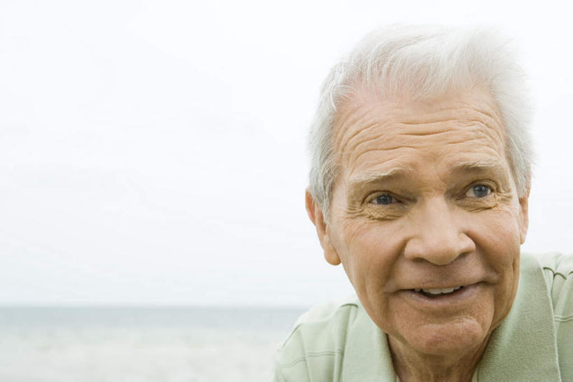 西方人,脸,头,脸颊,头发,一个人,坐,笑,微笑,露齿笑,横图,室外,特写,白天,正面,海浪,海洋,欧洲,欧洲人,仅一个男性,仅一个人,朦胧,模糊,光线,影子,浪花,水平线,辽阔,海平线,注视,休闲装,肩膀,蓝色,白色,蓝天,天空,阳光,海水,天,看,仅一个老年男性,休闲,广阔,休闲服,一望无际,海景,无边无际,一马平川,老年男性,男人,男性,白种人,头部,脸部,脸蛋,面部,大海,风浪,海,海水的波动,近岸浪,涌浪,坐着,半身,彩图,水天相接,水天一线