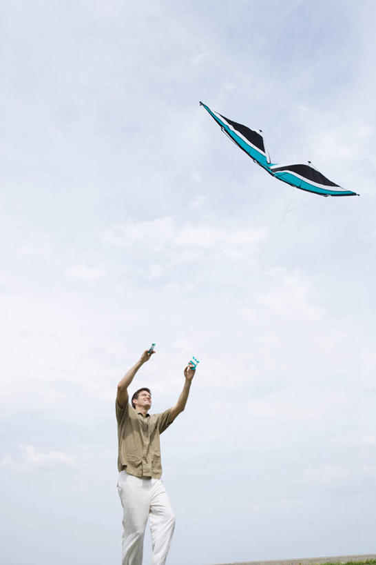 西方人,一个人,站,伸展双臂,竖图,室内,白天,仰视,游戏,欧洲,欧洲人,仅一个男性,仅一个人,云,云朵,玩,云彩,注视,休闲装,娱乐,仅一个年轻男性,一个,蓝色,白云,蓝天,天空,风筝,天,看,站着,休闲,休闲服,放风筝,单个,纸鸢,关注,放鹞子,鹞,鹞子,鸢,木鸢,男人,男性,年轻男性,白种人,敞开双臂,伸开双臂,抬头,玩耍,嬉戏,仰头,展开双肩,站立,张开手臂,张开双臂,半身,彩图,低角度拍摄