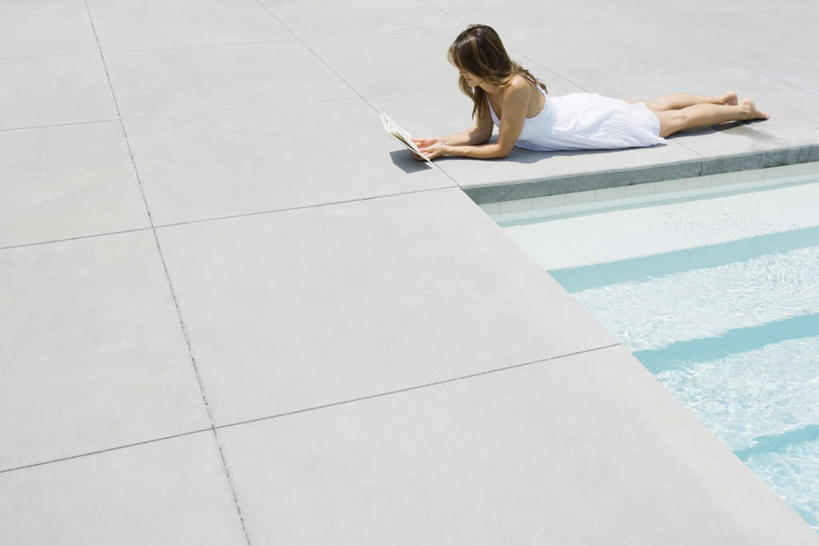 西方人,头发,一个人,游泳池,横图,俯视,室内,白天,阅读,水,报纸,书籍,欧洲,欧洲人,仅一个年轻女性,仅一个女性,仅一个人,握,学习,阴影,光线,瓷砖,地砖,液体,影子,水池,水滴,水面,地面,拿,拿着,注视,泳池,黄色,阳光,低头,看,趴着,浏览,握着,游泳馆,年轻女性,女人,女性,白种人,书,图书,趴,彩图,高角度拍摄,全身