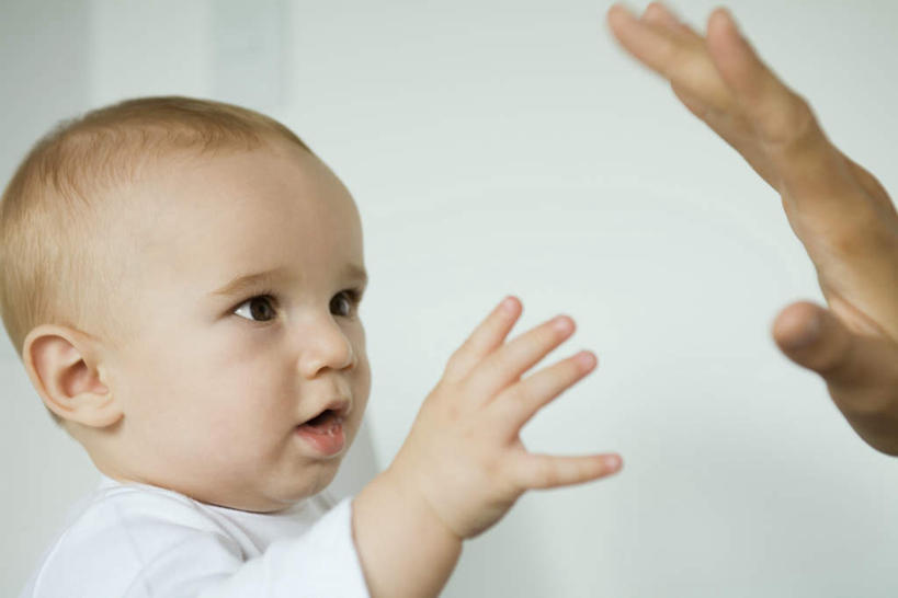 西方人,婴儿,儿童,脸,头,脸颊,手,两个人,家庭,母亲,儿子,坐,笑,微笑,露齿笑,横图,室内,白天,侧面,纯洁,欧洲,欧洲人,朦胧,模糊,墙,注视,肩膀,墙壁,墙面,小孩,看,张嘴,温暖,温馨,母子,手部,可爱,母爱,抬手,活泼,和睦,关注,宝宝,张大嘴巴,纯真,烂漫,无邪,亲子活动,伶俐,天真,男孩,男人,男性,年轻女性,女人,女性,白种人,孩子,头部,脸部,脸蛋,面部,张开嘴,抬头,仰头,坐着,半身,彩图,融洽,男生