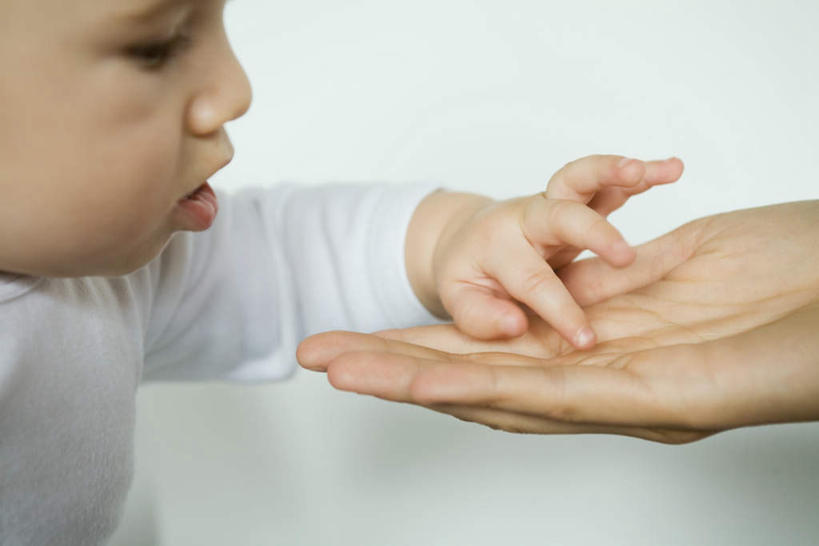 西方人,婴儿,儿童,脸,头,脸颊,手,两个人,家庭,母亲,儿子,站,坐,摸,横图,俯视,室内,特写,白天,纯洁,欧洲,欧洲人,抚摸,朦胧,模糊,注视,肩膀,小孩,低头,看,站着,温暖,温馨,母子,手部,可爱,母爱,活泼,和睦,宝宝,纯真,烂漫,无邪,亲子活动,伶俐,天真,男孩,男人,男性,年轻女性,女人,女性,白种人,孩子,头部,脸部,脸蛋,面部,触摸,接触,站立,坐着,半身,彩图,高角度拍摄,融洽,男生