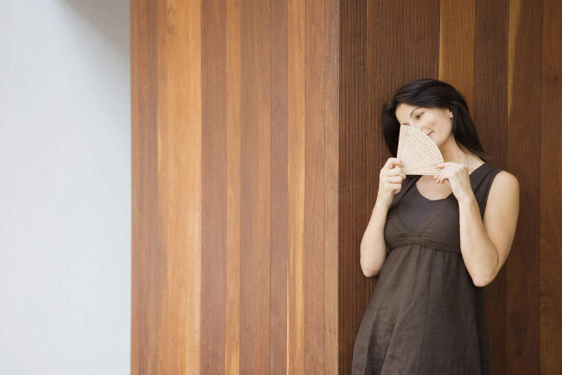 西方人,一个人,站,举,笑,微笑,露齿笑,横图,室内,白天,正面,裙子,欧洲,欧洲人,仅一个年轻女性,仅一个女性,仅一个人,一把,握,阴影,连衣裙,光线,扇子,影子,墙,拿,拿着,注视,墙壁,墙面,黑色,看,托,倚靠,站着,握着,遮,半身裙,吊带裙,遮挡,遮盖,遮蔽,年轻女性,女人,女性,白种人,举起,举手,举着,向上举,向上伸,向上托,站立,半身,彩图