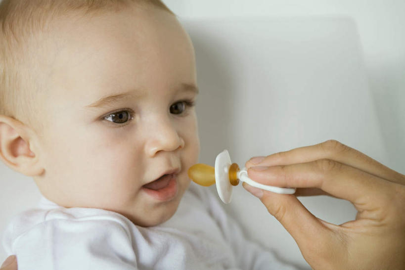 西方人,婴儿,儿童,脸,头,脸颊,两个人,家庭,母亲,儿子,笑,微笑,露齿笑,横图,室内,特写,白天,正面,纯洁,椅子,欧洲,欧洲人,握,咬,拿,拿着,注视,肩膀,一个,小孩,看,倚靠,张嘴,温暖,温馨,母子,可爱,母爱,握着,活泼,单个,奶嘴,咬着,和睦,宝宝,张大嘴巴,纯真,烂漫,无邪,亲子活动,伶俐,天真,男孩,男人,男性,年轻女性,女人,女性,白种人,孩子,头部,脸部,脸蛋,面部,张开嘴,半身,彩图,融洽,男生