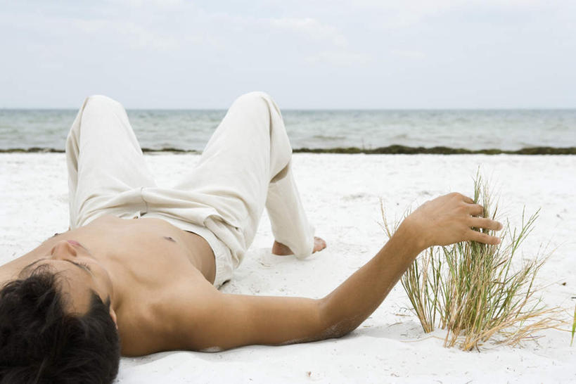 西方人,头发,一个人,躺,摸,横图,室外,白天,正面,草地,草坪,海浪,海洋,沙滩,植物,欧洲,欧洲人,仅一个男性,仅一个人,阴影,光线,沙子,影子,海岸,浪花,水平线,辽阔,海平线,沙地,草,仅一个年轻男性,蓝色,绿色,黑色,蓝天,天空,阳光,海水,天,广阔,抬脚,一望无际,海景,无边无际,一马平川,卧着,男人,男性,年轻男性,白种人,大海,风浪,海,海水的波动,海滩,近岸浪,涌浪,触摸,接触,躺着,卧,彩图,全身,水天相接,水天一线