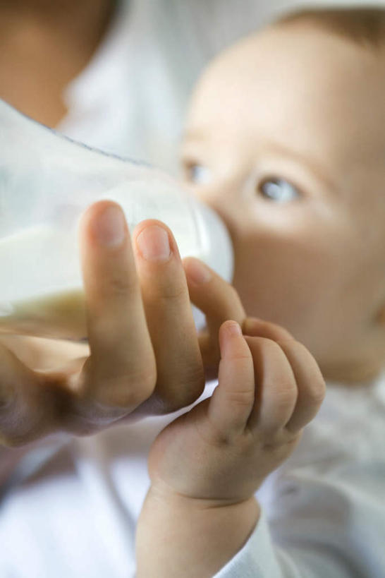 西方人,婴儿,儿童,脸,头,脸颊,两个人,家庭,母亲,儿子,抱,竖图,俯视,室内,特写,白天,纯洁,欧洲,欧洲人,喝,握,阴影,朦胧,模糊,罐子,奶瓶,影子,拿,拿着,注视,肩膀,玻璃制品,小孩,玻璃瓶,瓶子,看,温暖,温馨,母子,可爱,母爱,握着,活泼,抱着,和睦,搂着,宝宝,纯真,烂漫,无邪,亲子活动,伶俐,天真,男孩,男人,男性,年轻女性,女人,女性,白种人,孩子,头部,脸部,脸蛋,面部,搂,搂抱,半身,彩图,高角度拍摄,融洽,男生