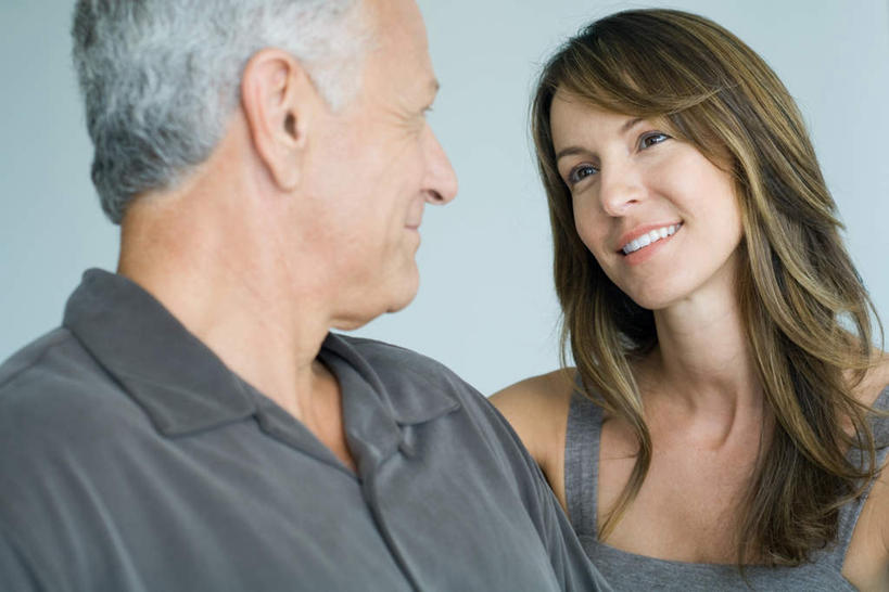 西方人,脸,头,脸颊,两个人,家庭,父亲,女儿,坐,笑,微笑,露齿笑,横图,室内,特写,白天,正面,欧洲,欧洲人,蓝色背景,墙,休闲装,肩膀,相视,墙壁,墙面,转头,休闲,温暖,温馨,父女,一家人,面对面,休闲服,父爱,摄影,影棚,对视,和睦,相对,相看,老年男性,男人,男性,年轻女性,女人,女性,白种人,头部,脸部,脸蛋,面部,坐着,半身,彩图,影棚拍摄,拍摄,融洽