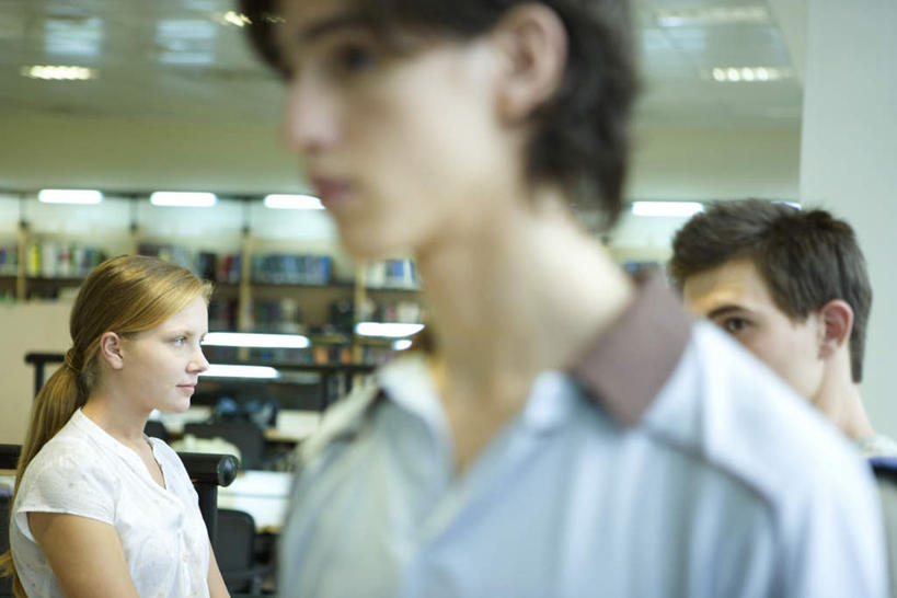 西方人,三个人,伙伴,朋友,图书馆,站,笑,双手交叉,微笑,露齿笑,横图,室内,白天,正面,友谊,书籍,欧洲,欧洲人,阴影,朦胧,模糊,光线,影子,灯光,注视,休闲装,相视,灯,灯具,看,站着,休闲,面对面,休闲服,对视,双手抱胸,照明设备,相对,浏览室,相看,友情,男人,男性,年轻男性,年轻女性,女人,女性,白种人,书,图书,站立,半身,彩图,书库,图书库,阅览室