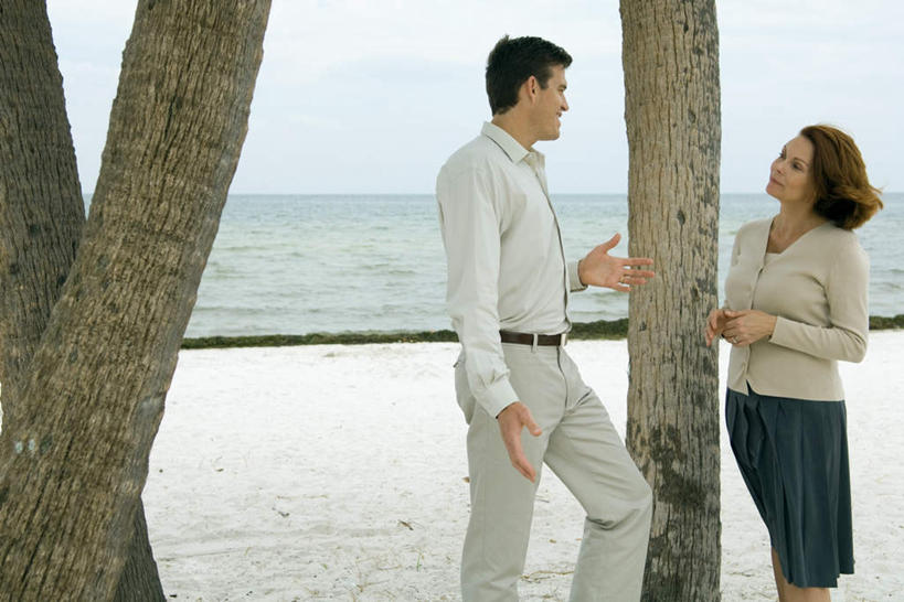 西方人,两个人,夫妻,站,笑,说,微笑,露齿笑,横图,室外,白天,侧面,爱情,海浪,海洋,沙滩,植物,欧洲,欧洲人,指,沙子,海岸,浪花,水平线,辽阔,海平线,沙地,浪漫,方向,相视,树,树木,蓝色,绿色,蓝天,天空,自然,海水,天,手势,站着,广阔,面对面,恩爱,恋人,生长,成长,对视,一望无际,指向,相对,海景,相看,无边无际,一马平川,交流,男人,男性,年轻男性,年轻女性,女人,女性,白种人,情侣,大海,风浪,海,海水的波动,海滩,近岸浪,涌浪,沟通,讲话,交谈,说话,谈话,站立,半身,彩图,伴侣,水天相接,水天一线