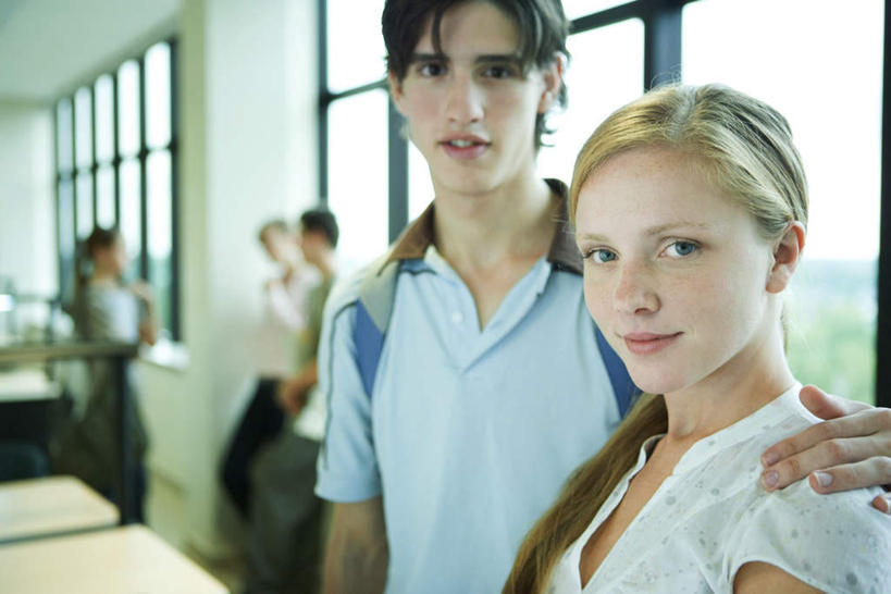 西方人,脸,头,脸颊,伙伴,朋友,学校,教学楼,站,坐,抱,笑,摸,微笑,露齿笑,横图,室内,特写,白天,正面,友谊,植物,窗户,桌子,欧洲,欧洲人,五个人,许多,抚摸,朦胧,模糊,包,书包,墙,注视,书桌,校园,肩膀,玻璃窗,相视,墙壁,墙面,树,树木,绿色,自然,背包,课桌,看,站着,转头,面对面,生长,成长,抱着,对视,搂着,相对,相看,友情,男人,男性,年轻男性,年轻女性,女人,女性,白种人,头部,脸部,脸蛋,面部,触摸,接触,搂,搂抱,站立,坐着,半身,彩图,教室楼,教学大楼,双肩包