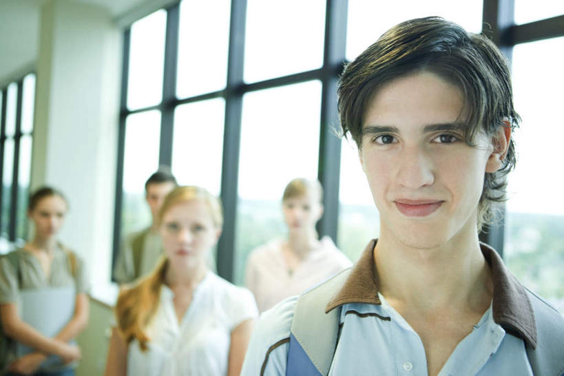 西方人,伙伴,朋友,学校,教学楼,站,笑,微笑,露齿笑,横图,室内,白天,正面,友谊,植物,窗户,书籍,欧洲,欧洲人,五个人,许多,握,朦胧,模糊,包,书包,墙,拿,拿着,注视,休闲装,校园,玻璃窗,墙壁,墙面,树,树木,绿色,自然,背包,看,站着,休闲,休闲服,握着,生长,成长,友情,男人,男性,年轻男性,年轻女性,女人,女性,白种人,书,图书,站立,半身,彩图,教室楼,教学大楼,双肩包