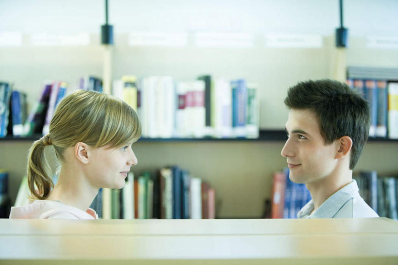 西方人,两个人,伙伴,朋友,图书馆,站,笑,微笑,露齿笑,横图,室内,白天,侧面,友谊,柜子,书籍,欧洲,欧洲人,许多,朦胧,模糊,相视,站着,面对面,对视,相对,浏览室,相看,友情,男人,男性,年轻男性,年轻女性,女人,女性,白种人,书,图书,站立,半身,彩图,书库,图书库,阅览室
