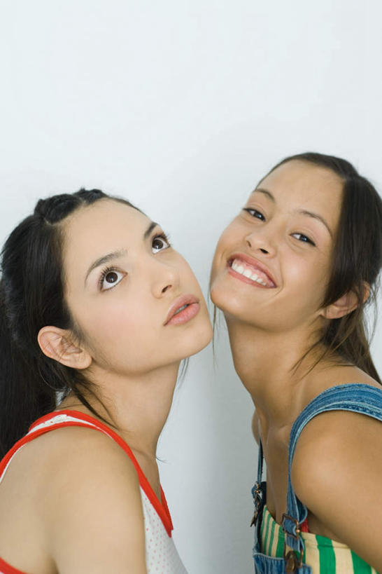 西方人,头发,两个人,伙伴,朋友,站,笑,微笑,露齿笑,竖图,室内,白天,白色背景,侧面,友谊,欧洲,欧洲人,注视,休闲装,相视,黑色,看,站着,休闲,面对面,休闲服,摄影,影棚,对视,关注,相对,相看,友情,年轻女性,女人,女性,白种人,抬头,仰头,站立,半身,彩图,影棚拍摄,拍摄