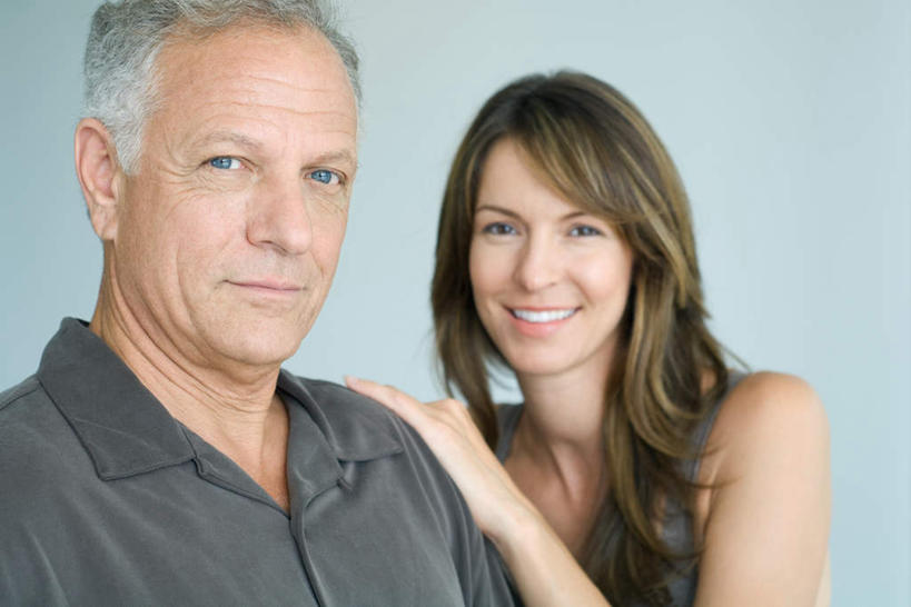 西方人,脸,头,脸颊,两个人,家庭,父亲,女儿,站,笑,摸,微笑,露齿笑,横图,室内,特写,白天,白色背景,正面,欧洲,欧洲人,抚摸,墙,注视,休闲装,肩膀,墙壁,墙面,扶,看,站着,休闲,温暖,温馨,父女,一家人,休闲服,父爱,摄影,影棚,和睦,老年男性,男人,男性,年轻女性,女人,女性,白种人,头部,脸部,脸蛋,面部,触摸,接触,站立,半身,彩图,影棚拍摄,拍摄,融洽