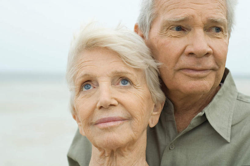 西方人,脸,头,脸颊,两个人,夫妻,站,抱,笑,微笑,露齿笑,横图,室外,特写,白天,正面,爱情,沙滩,欧洲,欧洲人,朦胧,模糊,沙子,海岸,水平线,辽阔,海平线,沙地,浪漫,注视,蓝色,蓝天,天空,天,看,站着,转头,广阔,恩爱,恋人,抱着,一望无际,搂着,无边无际,一马平川,老年男性,老年女性,男人,男性,女人,女性,白种人,头部,脸部,脸蛋,面部,情侣,海滩,搂,搂抱,站立,半身,彩图,伴侣,水天相接,水天一线