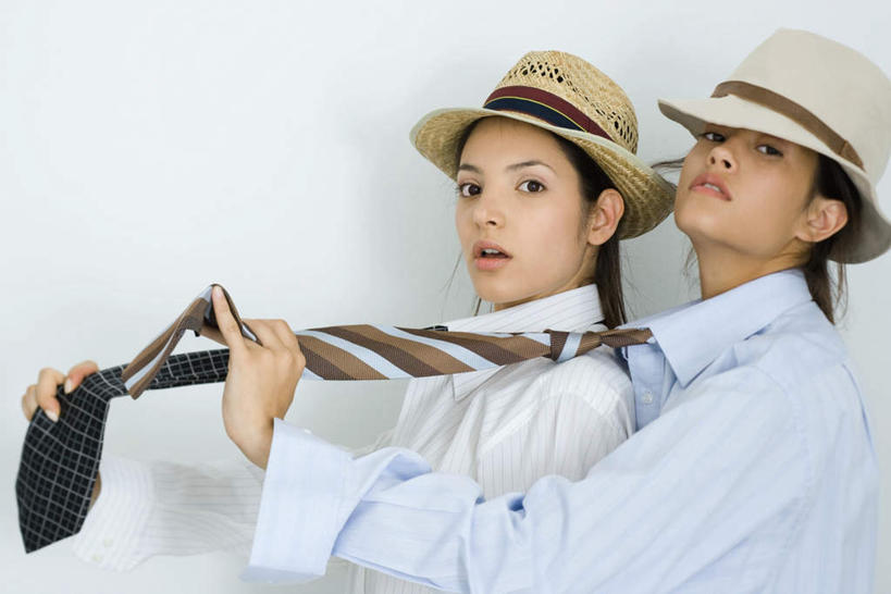 西方人,两个人,伙伴,朋友,站,拉,抱,摸,横图,室内,白天,白色背景,侧面,衬衫,友谊,帽子,欧洲,欧洲人,抚摸,握,领带,注视,两个,看,站着,张嘴,转头,握着,摄影,影棚,抱着,扯,搂着,张大嘴巴,友情,年轻女性,女人,女性,白种人,张开嘴,触摸,接触,搂,抬头,仰头,站立,半身,彩图,影棚拍摄,衬衣,拍摄