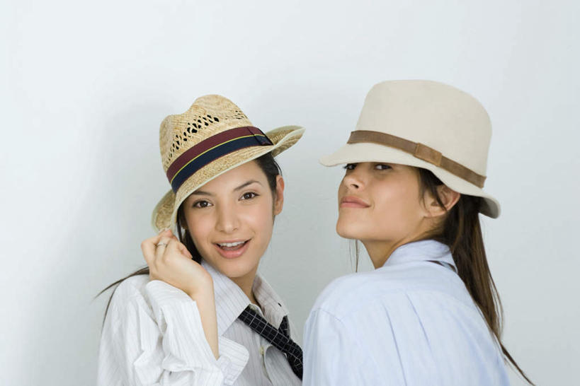 西方人,脸,头,脸颊,背部,两个人,伙伴,朋友,站,拉,笑,摸,微笑,露齿笑,横图,室内,白天,白色背景,正面,衬衫,友谊,帽子,欧洲,欧洲人,抚摸,领带,注视,肩膀,两个,看,站着,转头,抬手,摄影,影棚,扯,友情,年轻女性,女人,女性,白种人,头部,脸部,脸蛋,面部,触摸,接触,站立,半身,彩图,影棚拍摄,衬衣,拍摄