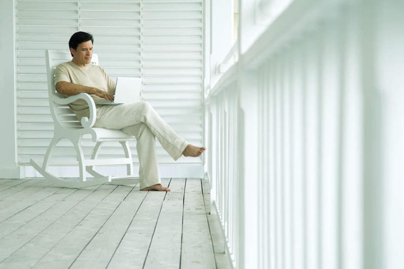 西方人,一个人,栏杆,躺,横图,室内,白天,正面,电脑,笔记本电脑,地板,椅子,欧洲,欧洲人,仅一个男性,仅一个人,敲打,握,朦胧,模糊,网络,木椅,墙,围栏,地面,二郎腿,拿,拿着,注视,休闲装,输入,通讯设备,护栏,木地板,墙壁,墙面,仅一个年轻男性,打字,低头,看,休闲,休闲服,握着,点击,一台,敲击,无线,通信设备,无线网络,无线上网,便携式电脑,卧着,按键,手提电脑,男人,男性,年轻男性,白种人,躺着,卧,彩图,全身