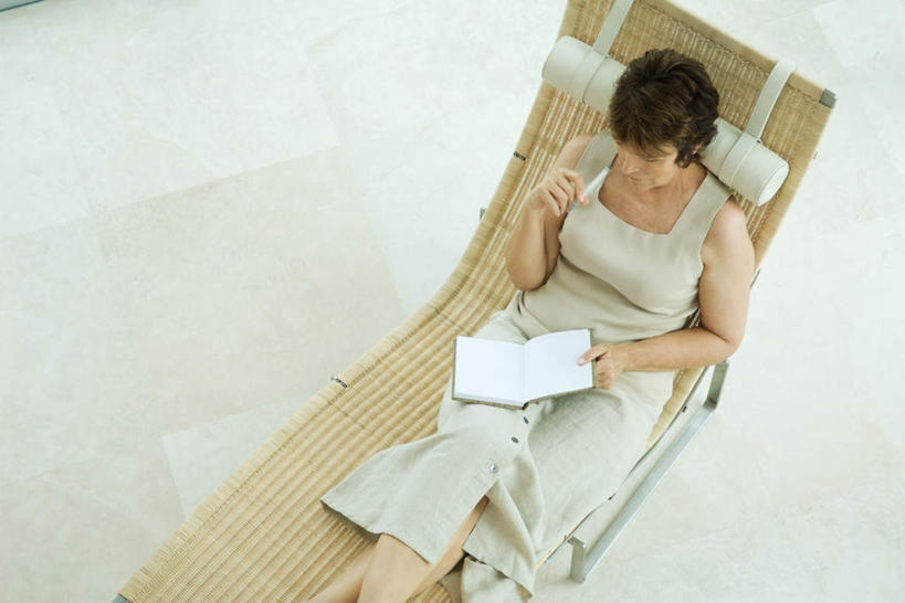 西方人,头发,一个人,躺,横图,俯视,室内,白天,裙子,阅读,报纸,书籍,椅子,欧洲,欧洲人,仅一个年轻女性,仅一个女性,仅一个人,握,学习,连衣裙,瓷砖,地砖,木椅,躺椅,地面,拿,拿着,注视,黑色,低头,看,浏览,握着,半身裙,吊带裙,翻阅,卧着,年轻女性,女人,女性,白种人,书,图书,躺着,卧,半身,彩图,高角度拍摄