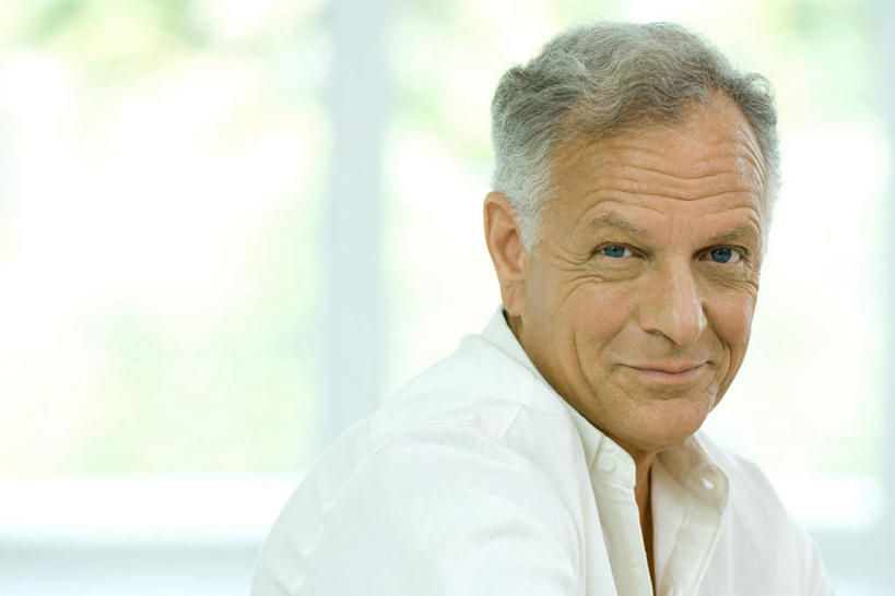 西方人,脸,头,脸颊,头发,一个人,坐,笑,微笑,横图,室内,特写,白天,侧面,植物,窗户,欧洲,欧洲人,仅一个男性,仅一个人,朦胧,模糊,注视,休闲装,肩膀,玻璃窗,树,树木,绿色,白色,自然,看,转头,仅一个老年男性,休闲,休闲服,生长,成长,老年男性,男人,男性,白种人,头部,脸部,脸蛋,面部,坐着,半身,彩图