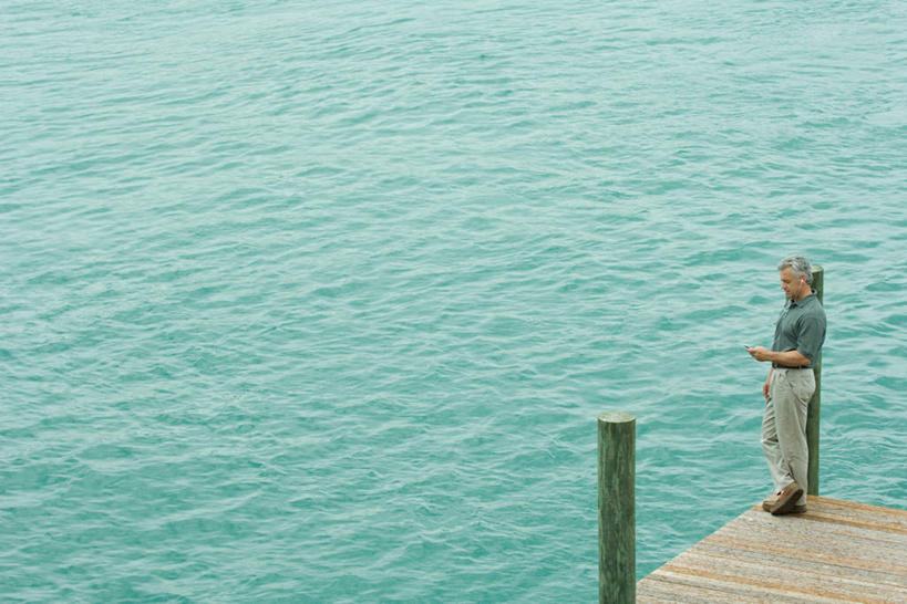 西方人,一个人,站,打电话,横图,俯视,室外,白天,海浪,海洋,地板,电话,手机,欧洲,欧洲人,仅一个男性,仅一个人,敲打,握,浪花,地面,拿,拿着,休闲装,输入,通讯设备,木地板,海水,打字,低头,倚靠,站着,仅一个老年男性,休闲,休闲服,握着,点击,敲击,海景,一部,交流,按键,老年男性,男人,男性,白种人,大海,风浪,海,海水的波动,近岸浪,涌浪,沟通,通话,站立,彩图,高角度拍摄,全身