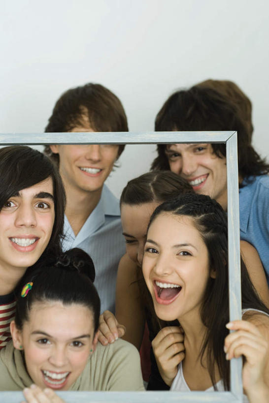 西方人,伙伴,同事,朋友,站,笑,摸,微笑,露齿笑,竖图,室内,白天,白色背景,正面,友谊,成功,合作,团队,集体,信心,欧洲,欧洲人,躲藏,撑,抚摸,握,墙,许多人,拿,拿着,注视,休闲装,队伍,墙壁,墙面,画框,一个,框架,低头,看,趴着,站着,张嘴,一群人,休闲,休闲服,握着,摄影,影棚,单个,领导,撑着,成就,合伙,领袖,张大嘴巴,友情,男人,男性,年轻男性,年轻女性,女人,女性,白种人,张开嘴,触摸,接触,趴,站立,半身,彩图,影棚拍摄,拍摄