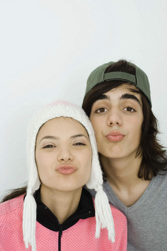 西方人,脸,头,嘴,脸颊,两个人,站,竖图,室内,特写,白天,白色背景,正面,爱情,帽子,欧洲,欧洲人,浪漫,注视,休闲装,肩膀,两个,嘟嘴,看,倚靠,站着,休闲,温暖,温馨,休闲服,撅嘴,恩爱,恋人,摄影,影棚,和睦,男人,男性,年轻男性,年轻女性,女人,女性,白种人,头部,脸部,脸蛋,面部,嘴巴,嘴唇,情侣,站立,半身,彩图,影棚拍摄,拍摄,伴侣,融洽