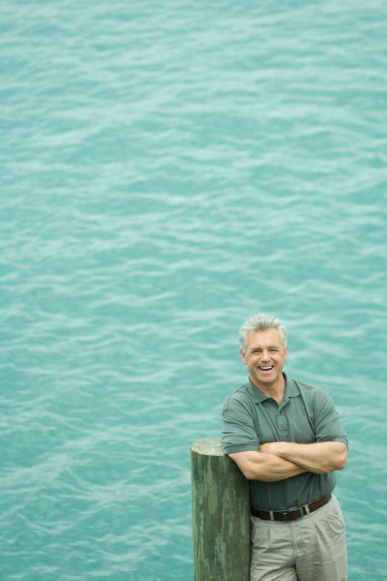 西方人,一个人,站,笑,双手交叉,微笑,露齿笑,竖图,俯视,室外,白天,海浪,海洋,欧洲,欧洲人,仅一个男性,仅一个人,浪花,注视,休闲装,一个,海水,看,站着,仅一个老年男性,休闲,休闲服,木桩,单个,双手抱胸,关注,海景,老年男性,男人,男性,白种人,大海,风浪,海,海水的波动,近岸浪,涌浪,抬头,仰头,站立,半身,彩图,高角度拍摄