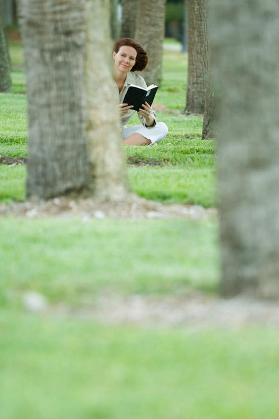 西方人,一个人,笑,盘腿,微笑,露齿笑,竖图,室外,白天,正面,阅读,草地,草坪,植物,报纸,书籍,欧洲,欧洲人,仅一个年轻女性,仅一个女性,仅一个人,握,学习,朦胧,模糊,拿,拿着,注视,草,树,树木,绿色,自然,低头,看,浏览,握着,生长,成长,年轻女性,女人,女性,白种人,书,图书,盘腿而坐,盘膝,盘着腿的,盘着腿坐,双腿交叉,彩图,全身