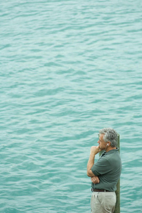 西方人,一个人,站,双手交叉,竖图,俯视,室外,白天,海浪,海洋,欧洲,欧洲人,仅一个男性,仅一个人,撑,浪花,托腮,注视,休闲装,一个,海水,看,托,倚靠,站着,仅一个老年男性,休闲,休闲服,木桩,单个,双手抱胸,托下巴,海景,老年男性,男人,男性,白种人,大海,风浪,海,海水的波动,近岸浪,涌浪,站立,半身,彩图,高角度拍摄