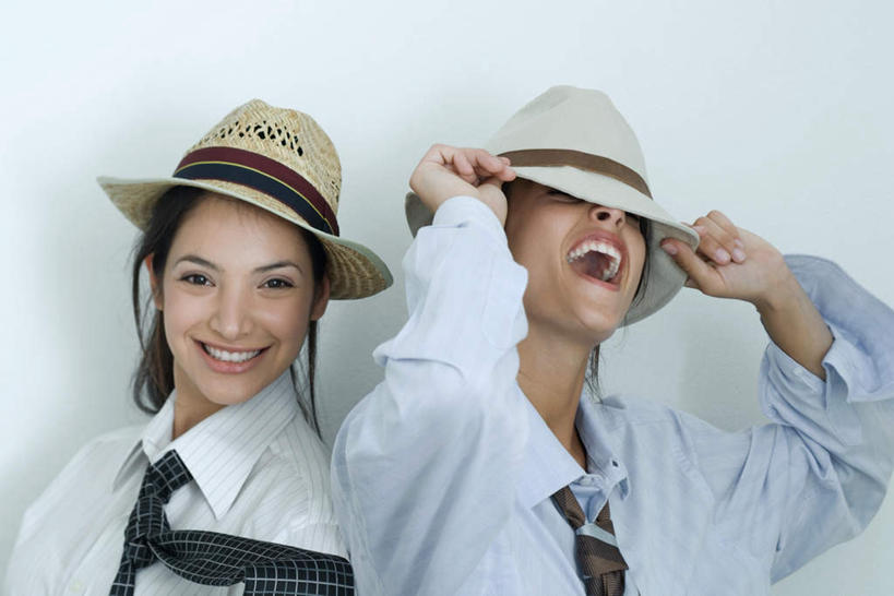 西方人,脸,头,脸颊,两个人,伙伴,朋友,站,举,笑,摸,微笑,露齿笑,横图,室内,特写,白天,白色背景,正面,衬衫,友谊,帽子,欧洲,欧洲人,抚摸,领带,注视,肩膀,两个,看,托,倚靠,站着,张嘴,转头,遮,摄影,影棚,遮挡,张大嘴巴,遮盖,遮蔽,友情,年轻女性,女人,女性,白种人,头部,脸部,脸蛋,面部,张开嘴,触摸,接触,举起,举手,举着,向上举,向上伸,向上托,站立,半身,彩图,影棚拍摄,衬衣,拍摄