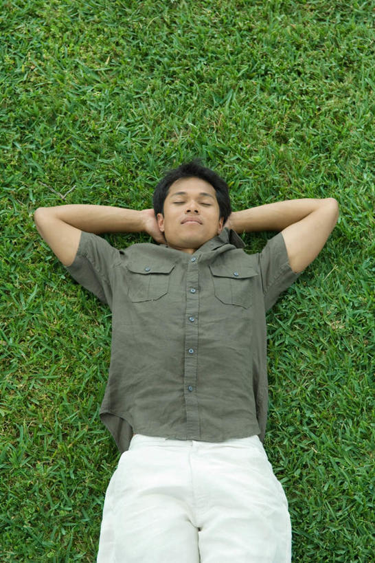 西方人,头发,一个人,躺,闭眼,睡,竖图,俯视,室外,白天,草地,草坪,植物,欧洲,欧洲人,仅一个男性,仅一个人,休闲装,草,仅一个年轻男性,绿色,黑色,休闲,休闲服,双手抱头,卧着,男人,男性,年轻男性,白种人,闭眼睛,闭着眼,闭着眼睛,困,困觉,寝息,睡觉,躺着,卧,半身,彩图,高角度拍摄