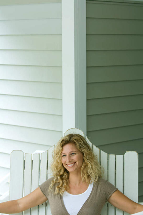 西方人,头发,一个人,坐,伸展双臂,笑,微笑,露齿笑,竖图,室外,白天,正面,椅子,欧洲,欧洲人,仅一个年轻女性,仅一个女性,仅一个人,撑,阴影,光线,影子,墙,注视,休闲装,墙壁,墙面,黄色,阳光,看,休闲,休闲服,撑着,年轻女性,女人,女性,白种人,敞开双臂,伸开双臂,展开双肩,张开手臂,张开双臂,坐着,半身,彩图