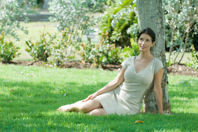 西方人,头发,一个人,躺,笑,摸,微笑,横图,室外,白天,正面,裙子,草地,草坪,植物,欧洲,欧洲人,仅一个年轻女性,仅一个女性,仅一个人,撑,阴影,连衣裙,朦胧,模糊,光线,影子,注视,草,树,树木,绿色,黑色,阳光,自然,看,生长,成长,半身裙,吊带裙,撑着,关注,卧着,年轻女性,女人,女性,白种人,触摸,接触,抬头,躺着,卧,仰头,彩图,全身