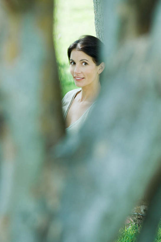 西方人,头发,一个人,站,笑,微笑,露齿笑,竖图,俯视,室外,白天,草地,草坪,植物,欧洲,欧洲人,仅一个年轻女性,仅一个女性,仅一个人,阴影,朦胧,模糊,光线,影子,注视,休闲装,草,树,树木,绿色,黑色,阳光,自然,看,站着,转头,休闲,休闲服,生长,成长,年轻女性,女人,女性,白种人,站立,半身,彩图,高角度拍摄