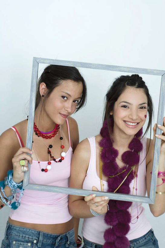 西方人,两个人,伙伴,朋友,站,笑,摸,微笑,露齿笑,竖图,室内,白天,白色背景,正面,友谊,欧洲,欧洲人,许多,抚摸,握,挂饰,拿,拿着,注视,休闲装,画框,装饰品,首饰,框架,看,倚靠,站着,休闲,休闲服,握着,摄影,影棚,友情,年轻女性,女人,女性,白种人,触摸,接触,站立,半身,彩图,影棚拍摄,拍摄