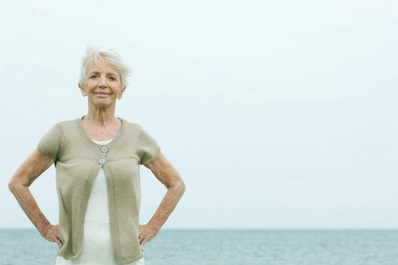 西方人,头发,一个人,站,笑,微笑,横图,室外,白天,仰视,海浪,海洋,欧洲,欧洲人,仅一个女性,仅一个人,浪花,水平线,辽阔,海平线,注视,休闲装,手叉腰,蓝色,白色,蓝天,天空,海水,天,叉腰,看,站着,休闲,广阔,休闲服,仅一个老年女性,一望无际,双手叉腰,海景,无边无际,一马平川,老年女性,女人,女性,白种人,大海,风浪,海,海水的波动,近岸浪,涌浪,站立,半身,彩图,低角度拍摄,水天相接,水天一线